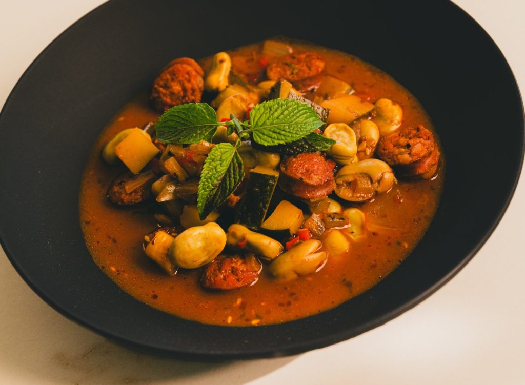 Guiso de chorizo con verduras - receta tradicional de Benalmádena